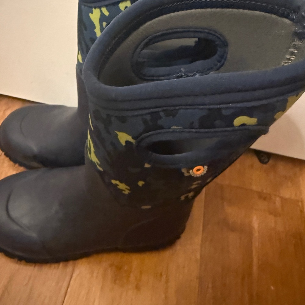 Kids Navy and Green Camouflage Bogs boots-size child 12